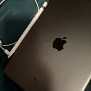 ipad 8th gen with apple pencil and charger